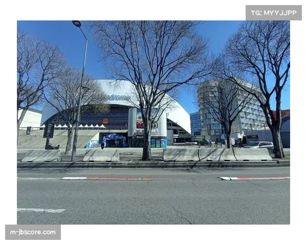 为满足欧足联要求，马赛主场维洛德罗姆球场启动灯光与音响系统升级